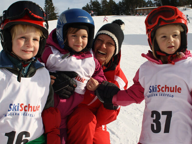 Kinderen hebben plezier tijdens het leren skiën