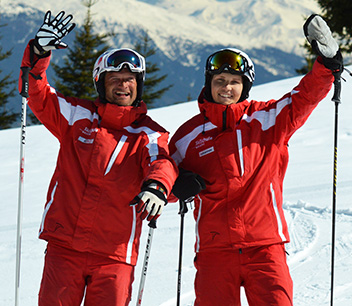 Das Team der Skischule Mösern-Seefeld in roten Skilehrerjacken