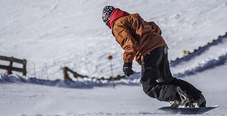 Snowboarder tijdens een afdaling op de pistes van Seefeld