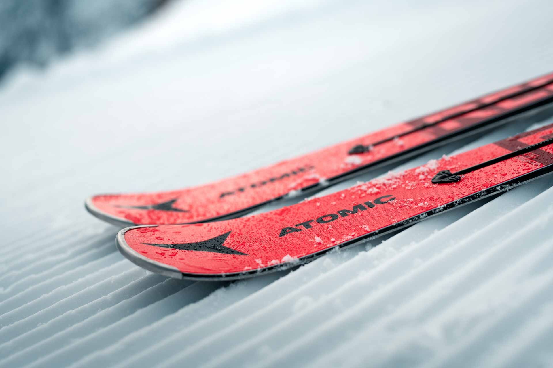 Rode Atomic-skipunten op een vers geprepareerde piste